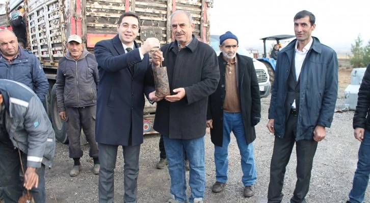 Batman'da çiftçilere 35 bin fıstık fidanı desteği sunuldu