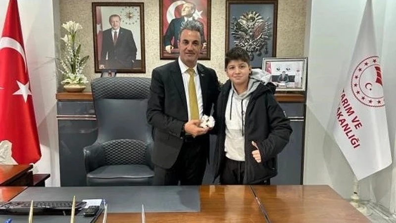 Bilecikli genç yetiştirdiği ilk pamuk hasadını hediye etti