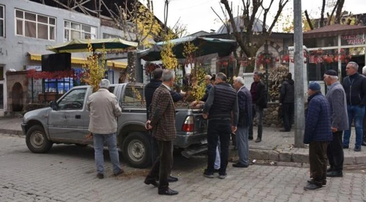 Bingöl’de vatandaşlara 300 adet kayısı fidesi dağıtıldı