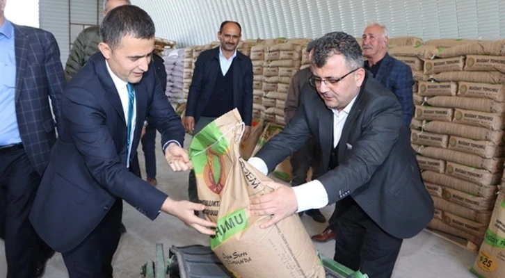 Emirdağ'da çiftçilere 32 ton yerli buğday tohumu dağıtıldı