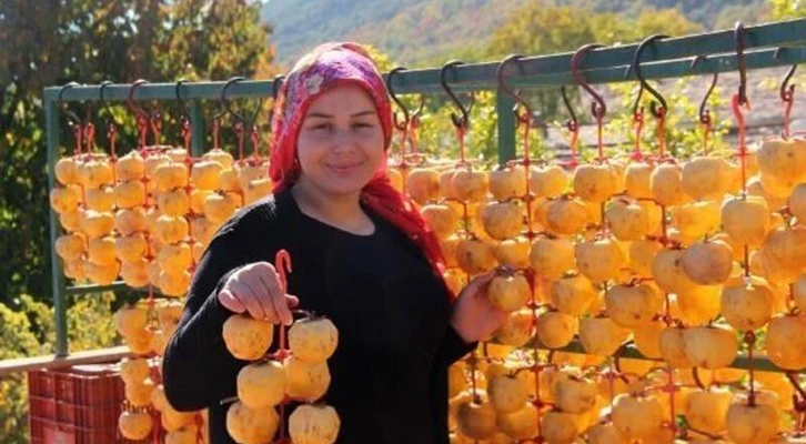 Isparta Eğridir ilçesinde Cennet hurmasını kurutup, satıyor