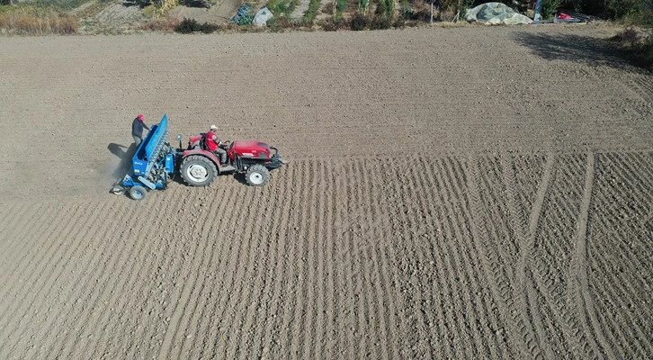 Konya Büyükşehir’den sarımsak yetiştiricisine makine desteği