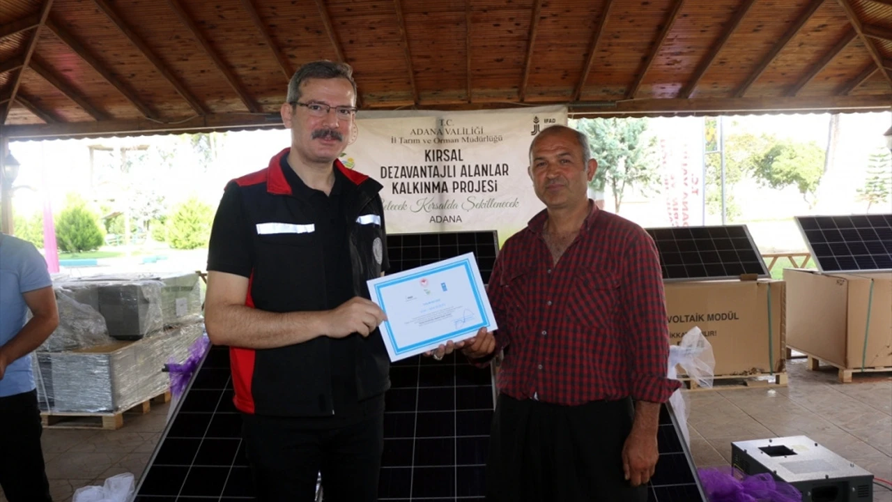 Adana'da besicilere güneş paneli dağıtıldı