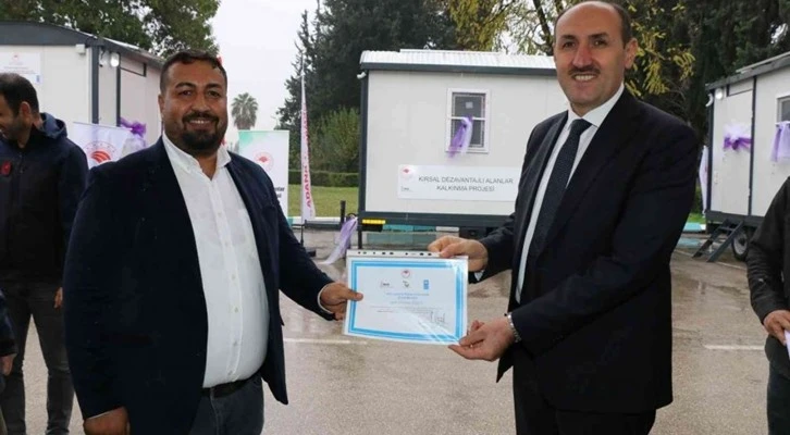 Adana'da göçer arıcılara konteyner verildi