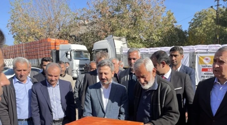 Adıyaman'da üreticilere sertifikalı tohum ve arı kovanı dağıtıldı