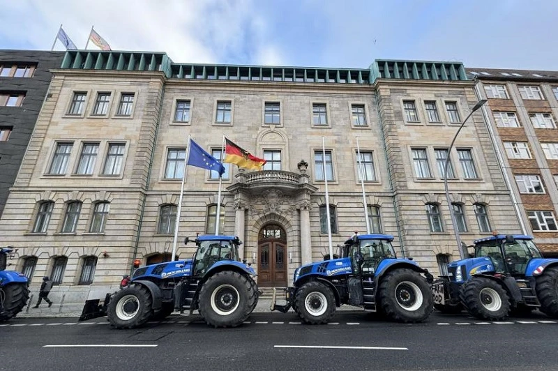 Almanya’da çiftçiler, hükümetin tarım politikalarını protesto etti