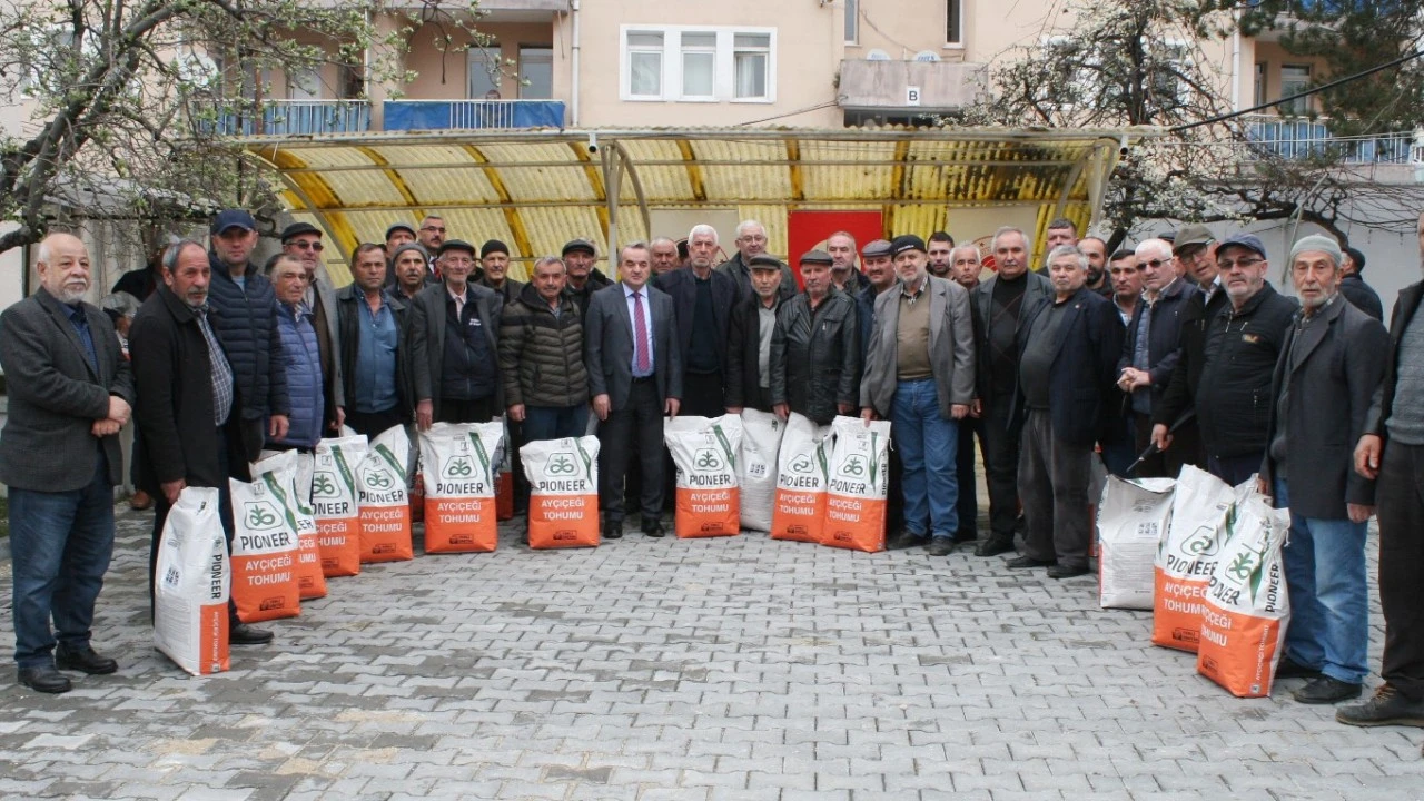 Bozüyük’te çiftçilere ayçiçeği tohumu dağıtıldı