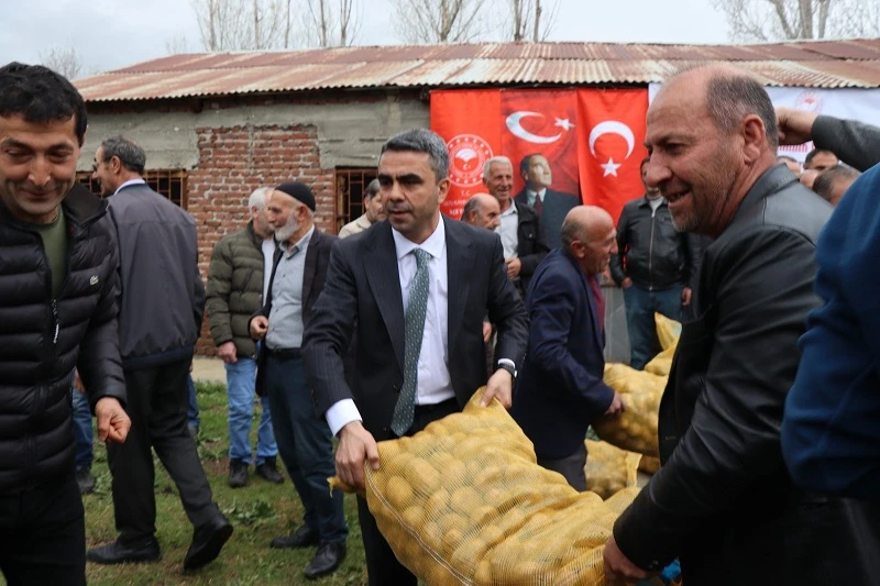 Çiftçilere üretimi desteklemek için patates tohumu dağıtıldı