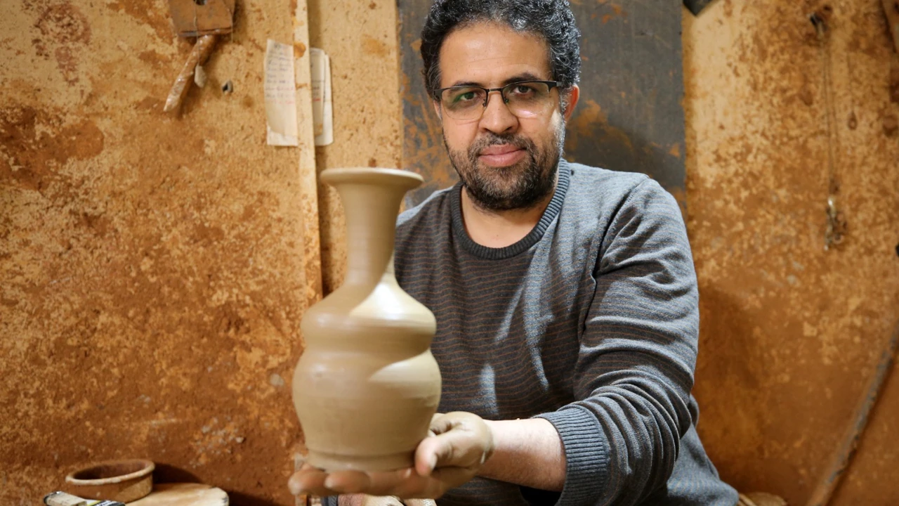 Devlet desteği ile kurduğu fabrikada ürettiği çömlekleri ihraç ediyor