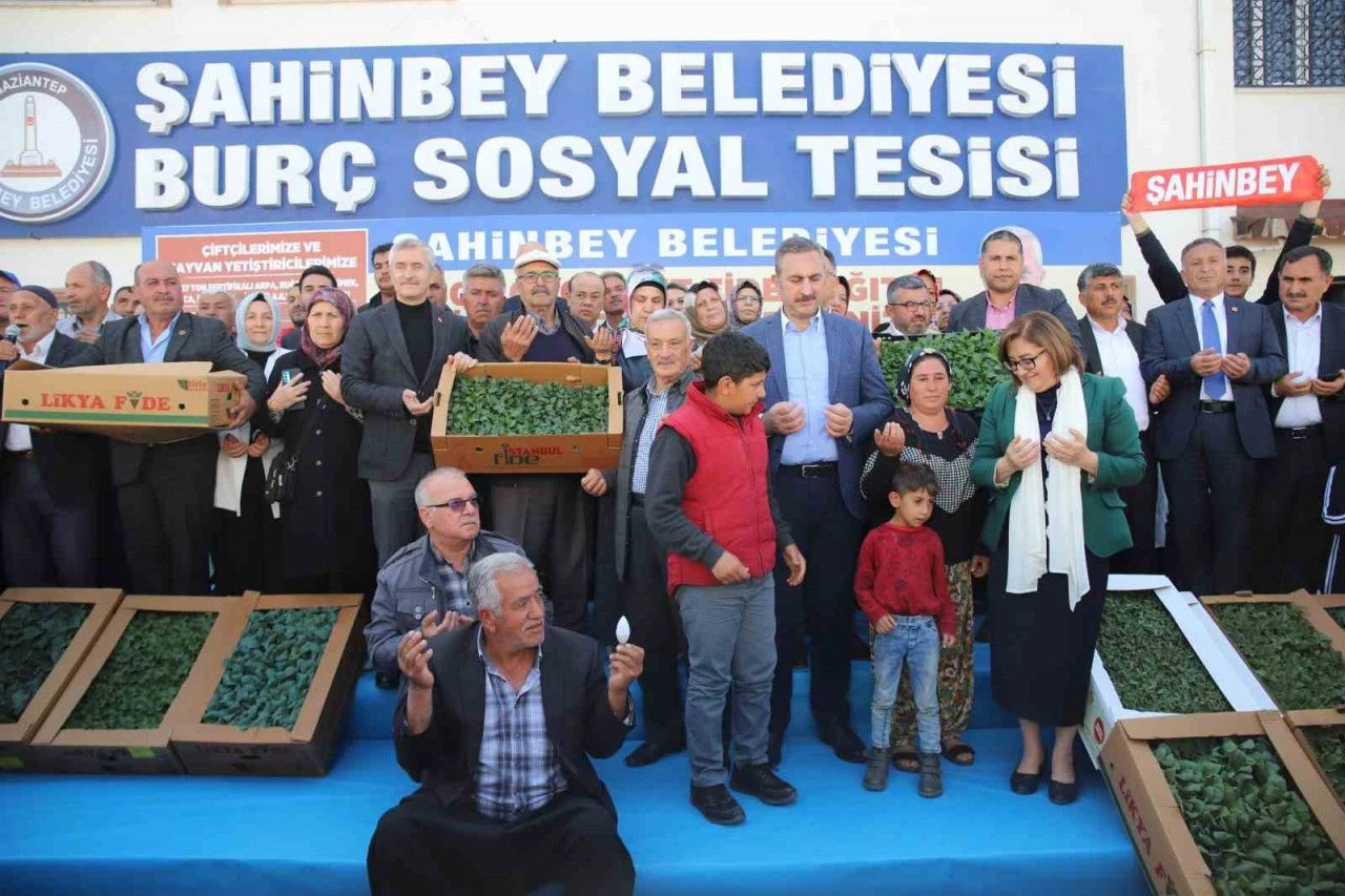 Eski Adalet Bakanı Gül, Gaziantep’te çiftçilerle buluştu