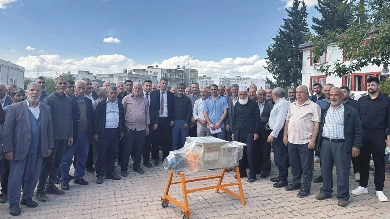 Kahta'da çiftçilere üzüm sıkma makinesi dağıtıldı