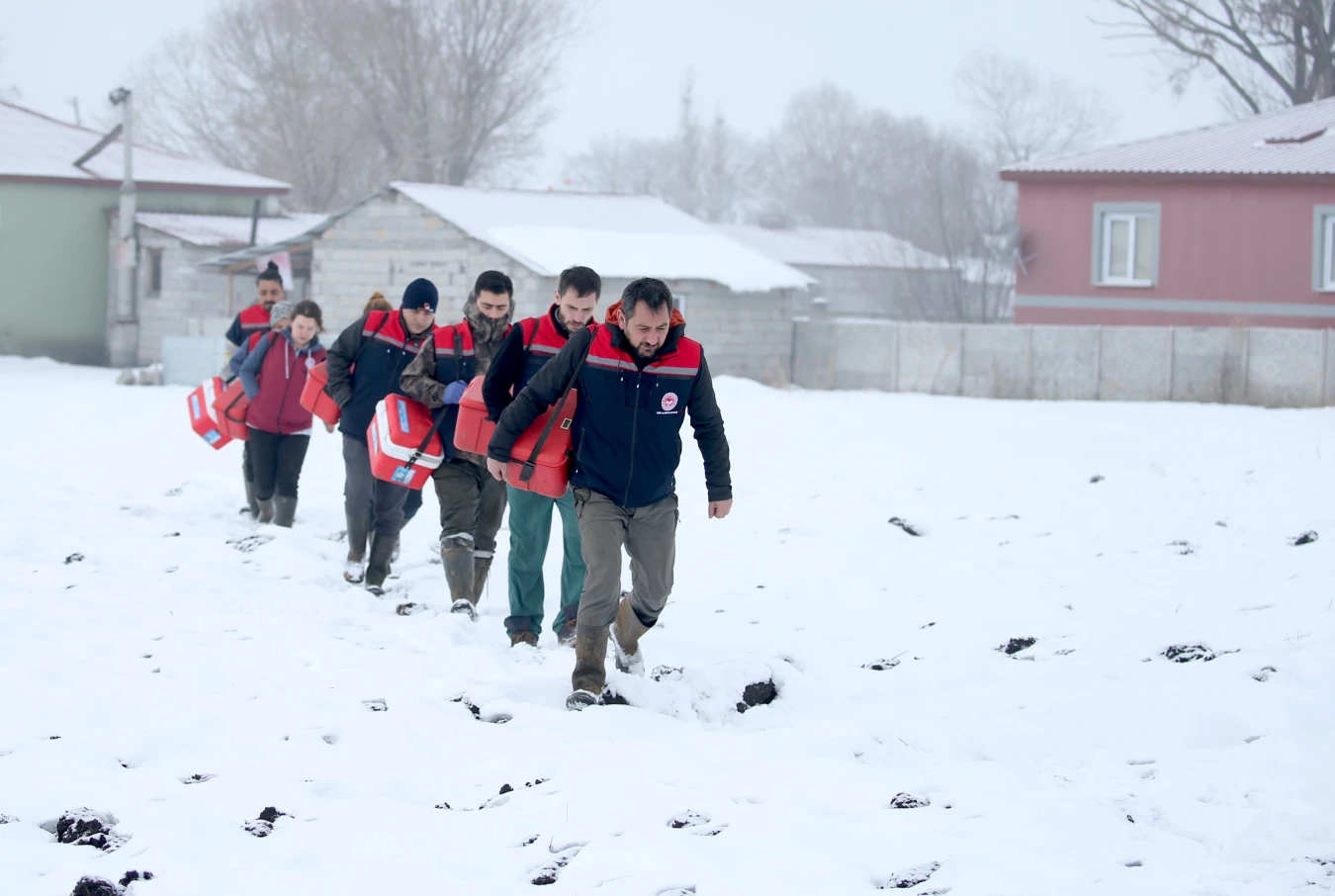 Kars'ta dondurucu soğuğa rağmen aşılama mesaisi: Ekipler kapı kapı geziyor!