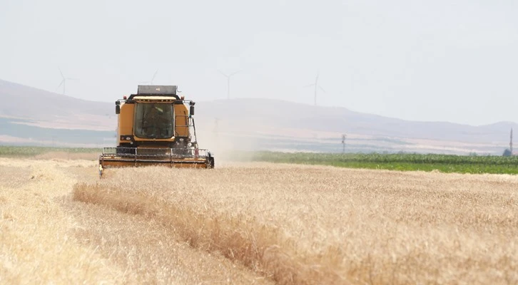 Konya Büyükşehir Belediye Başkanı Uğur İbrahim Altay çiftçilerin hasadına eşlik etti