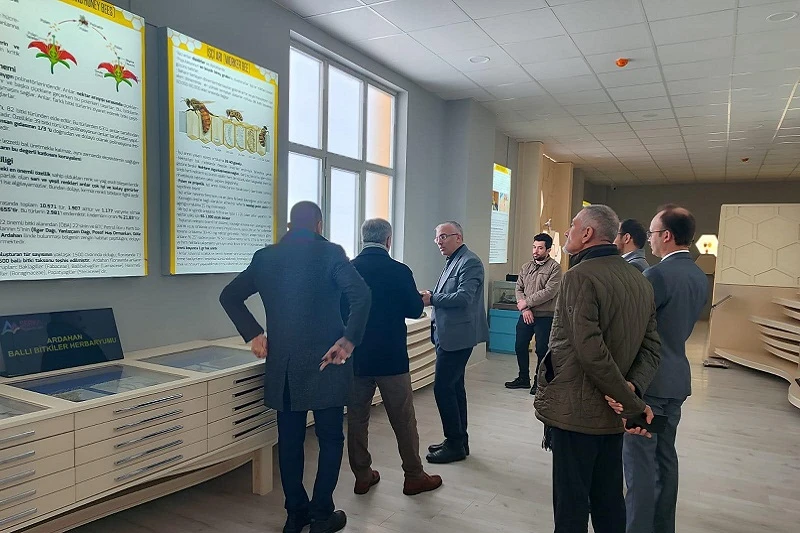 Tarım daire başkanı, arı müzesini gezdi