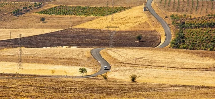 Tarla var, çiftçi yok; çiftçi var, traktör yok