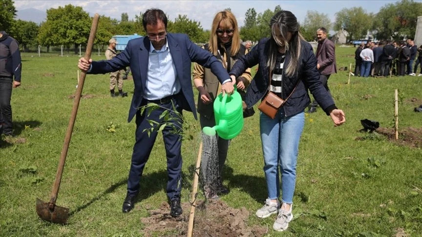 Türküden ilham alınarak Kağızman'a nar bahçesi kuruldu
